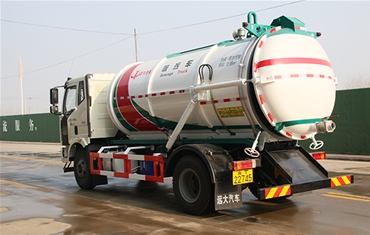 吸污車
